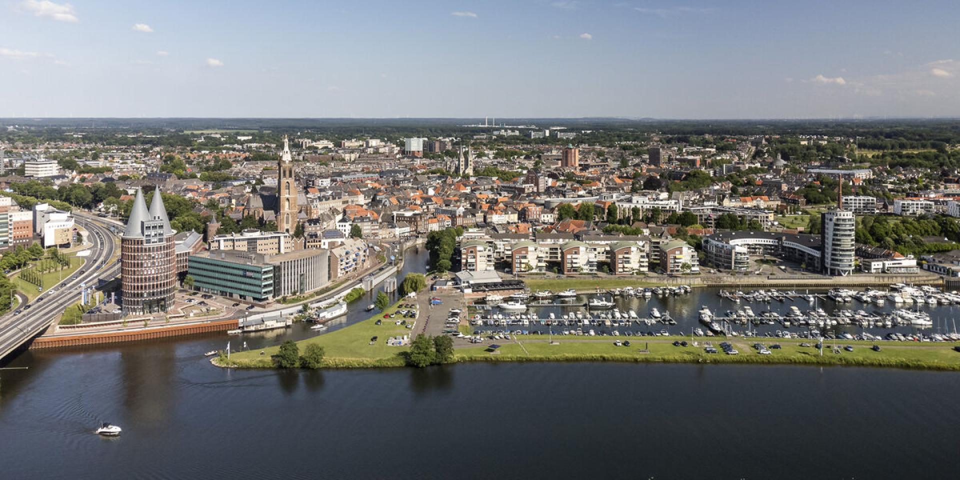 Historisch balkon stadhuis aan de Markt gerestaureerd