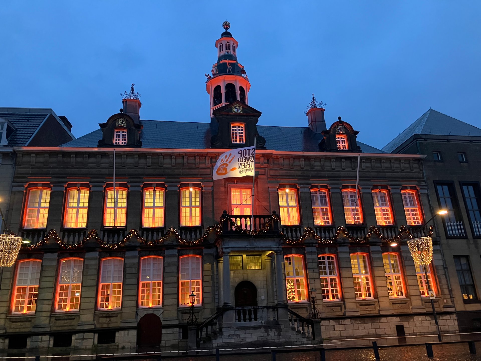 Orange the world - stadhuis in het oranje