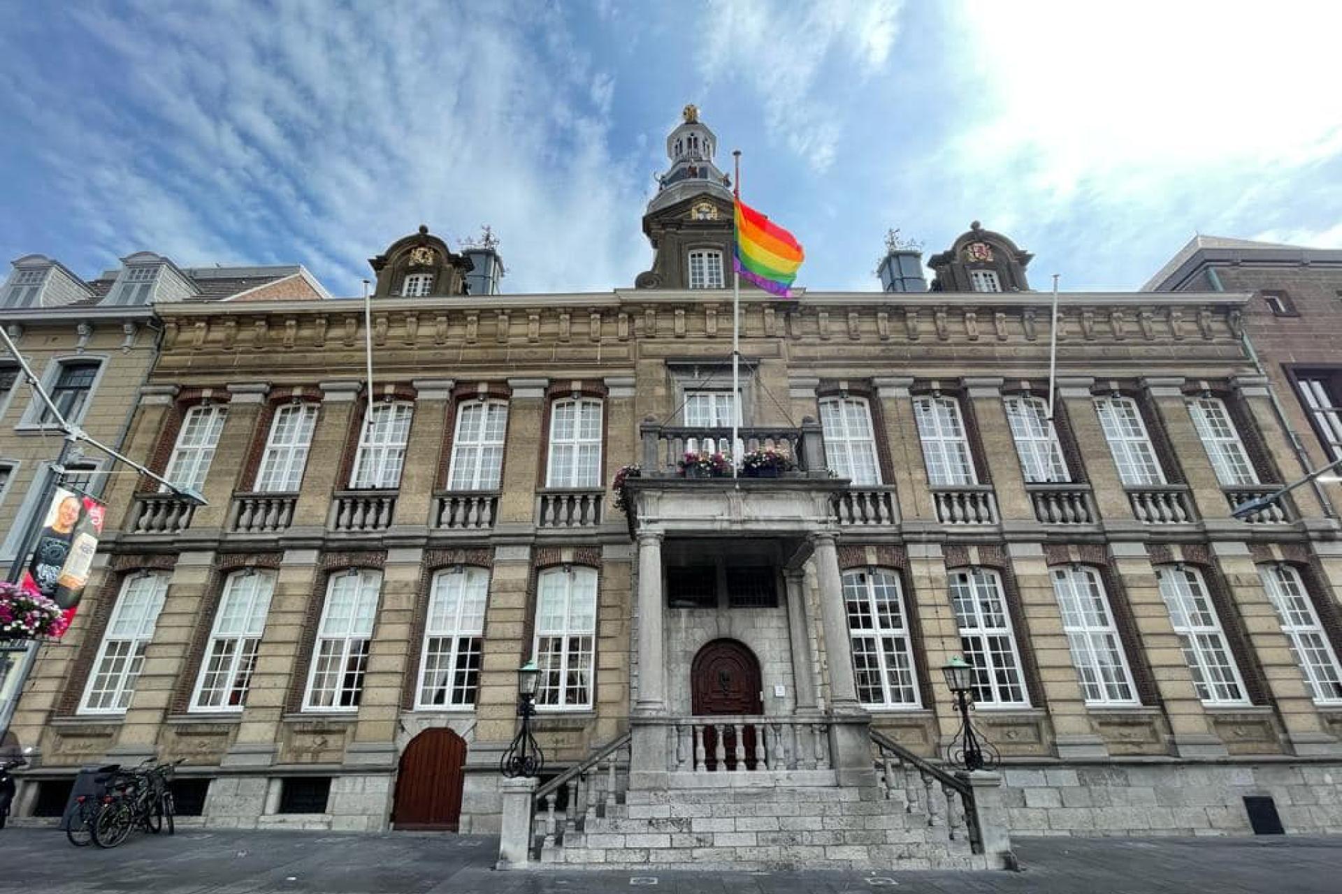 De regenboogvlag hangt aan het stadhuis van Roermond