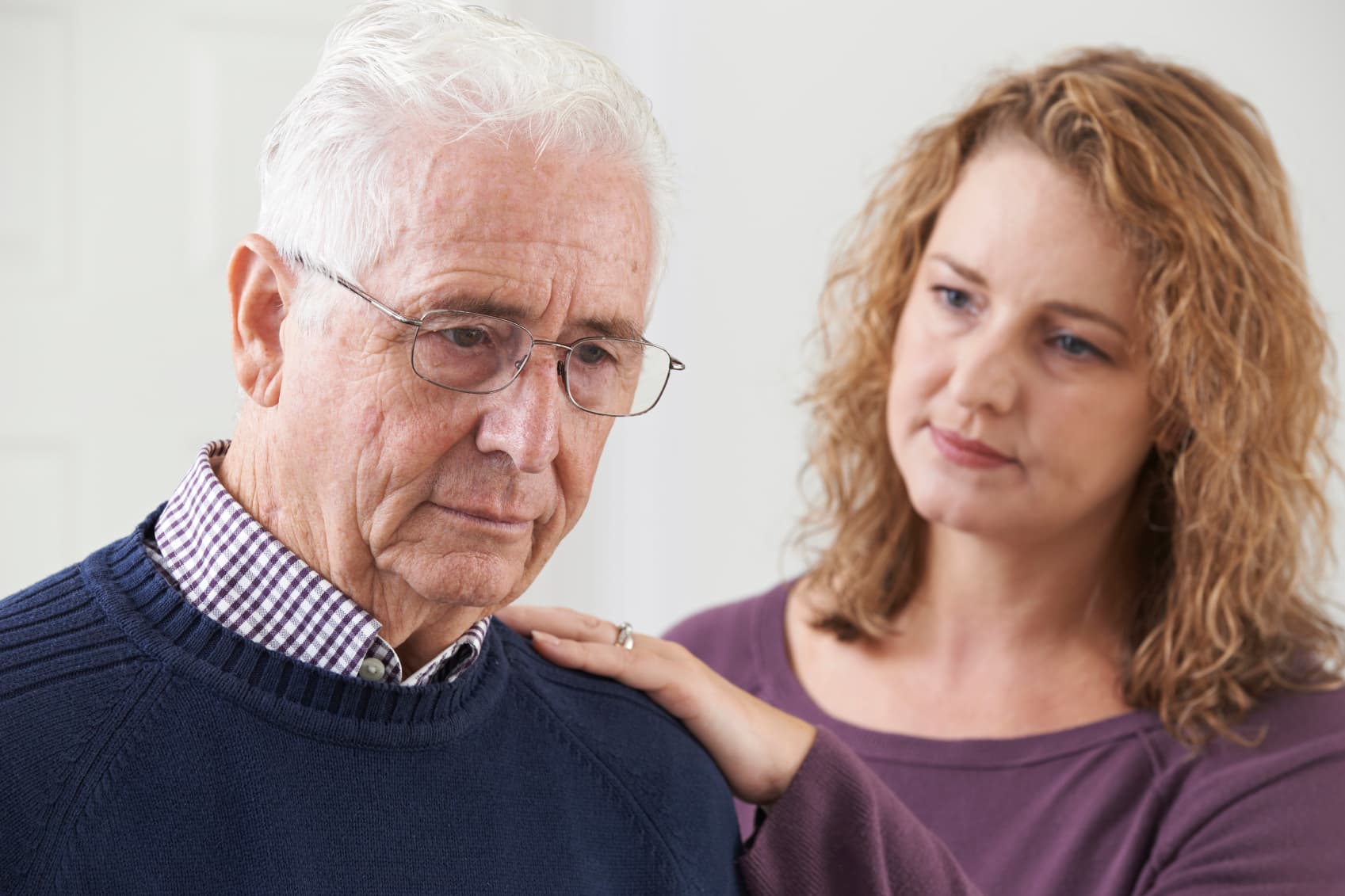 een vrouw geeft steun aan oudere man