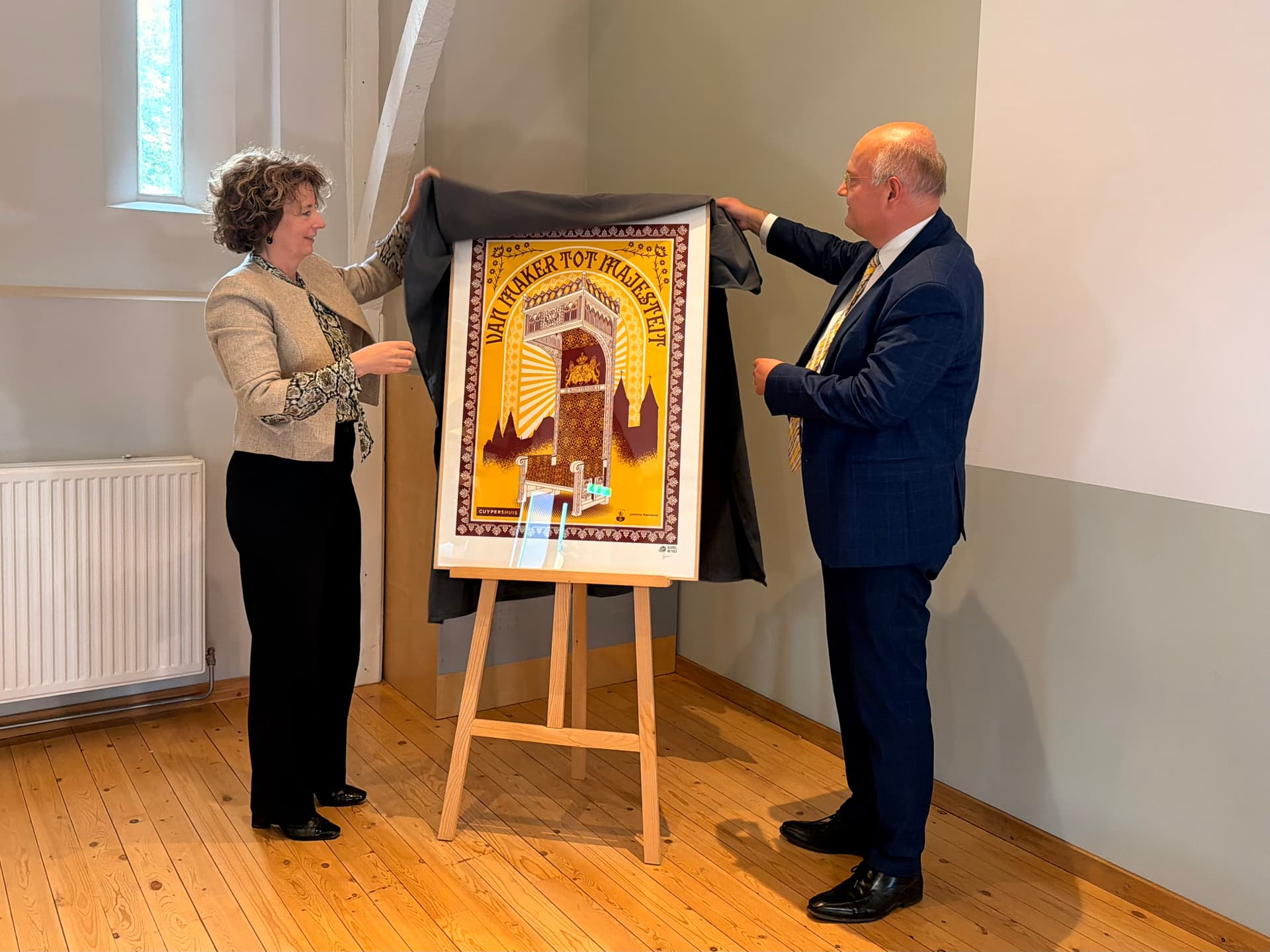Burgemeester Hoogtanders en wethouder Zwijnenberg tonen artwork