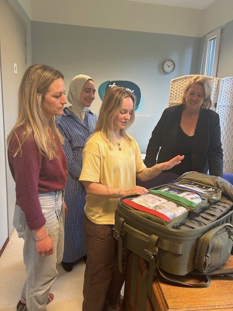 Straatdokters laten verzorgingstas zien